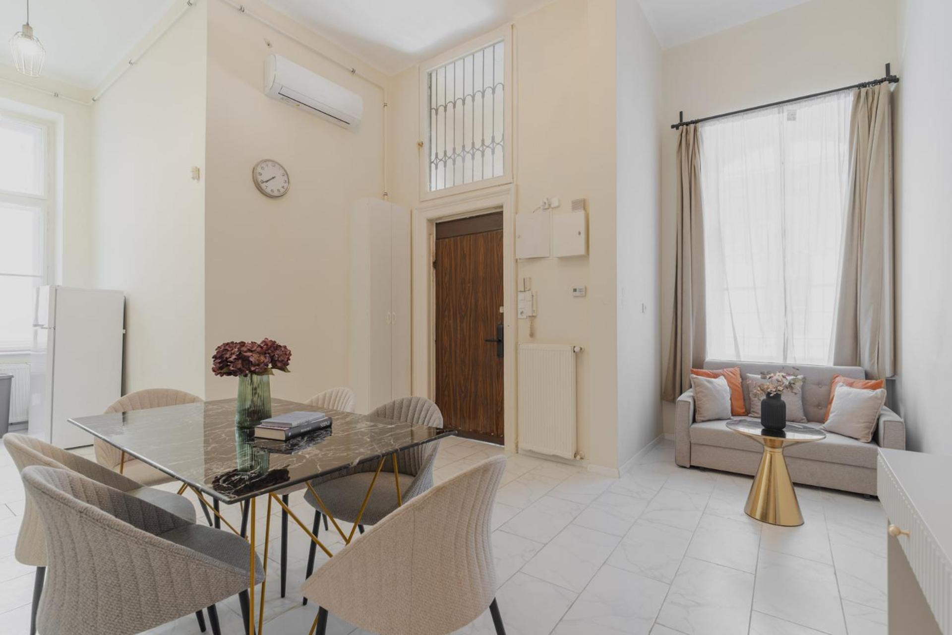 Cozy Boulevard Apartment In The Heart Of Boedapest Buitenkant foto